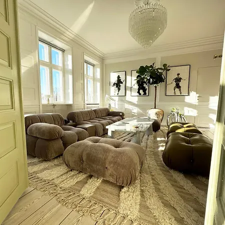 Luxury 'kings Garden View' 260m2 Prime Located Flat شقة