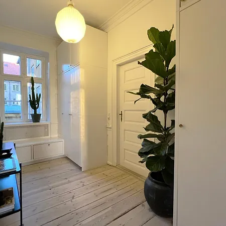 Luxury 'kings Garden View' 260m2 Prime Located Flat