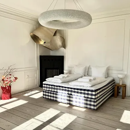 Luxury 'kings Garden View' 260m2 Prime Located Flat شقة *