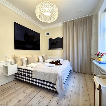 Luxury 260 Sqm With 4br Overlooking Kings Garden