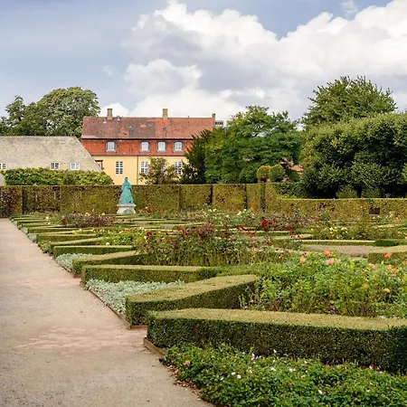 Luxury 260 Sqm With 4br Overlooking Kings Garden