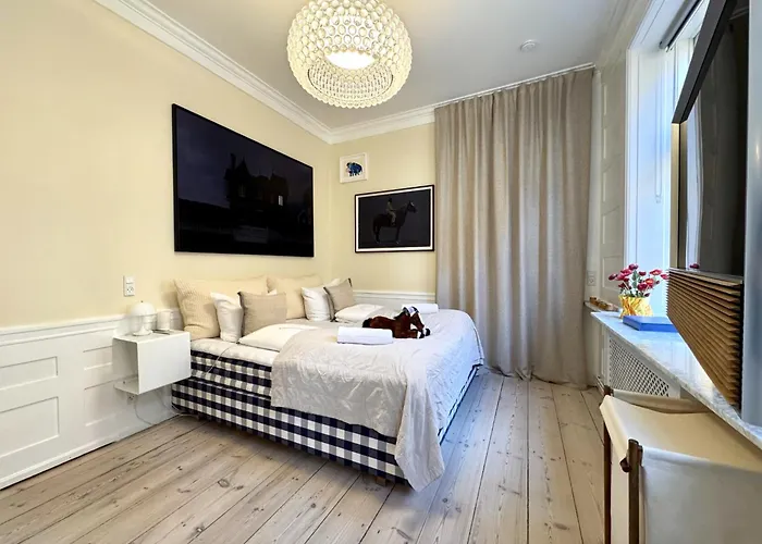 Luxury 260 Sqm With 4br Overlooking Kings Garden