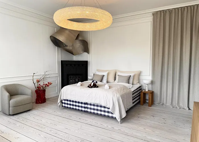 Luxury 260 Sqm With 4br Overlooking Kings Garden *