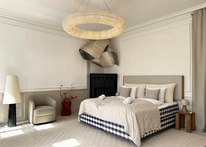 Luxury 260 Sqm With 4br Overlooking Kings Garden