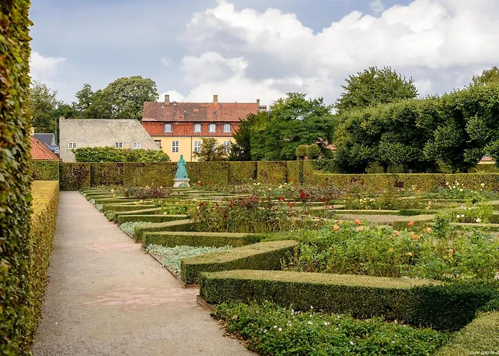 Luxury 260 Sqm With 4br Overlooking Kings Garden