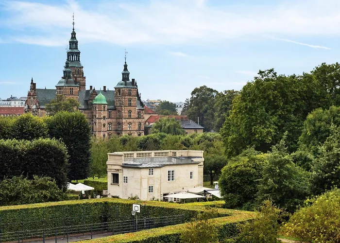 Luxury 260 Sqm With 4br Overlooking Kings Garden Apartment