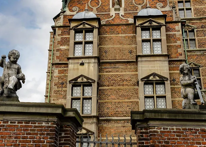 Apartment Luxury 260 Sqm With 4br Overlooking Kings Garden *