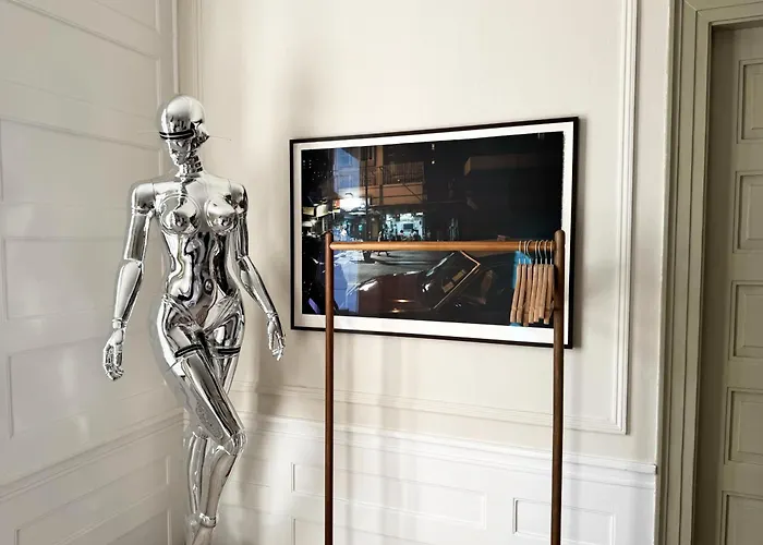 Luxury 260 Sqm With 4br Overlooking Kings Garden