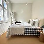 Luxury 260 Sqm With 4br Overlooking Kings Garden *