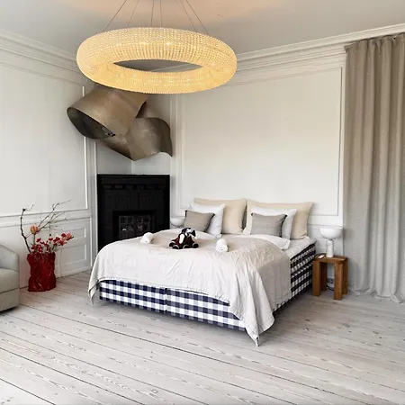 Luxury 260 Sqm With 4br Overlooking Kings Garden *