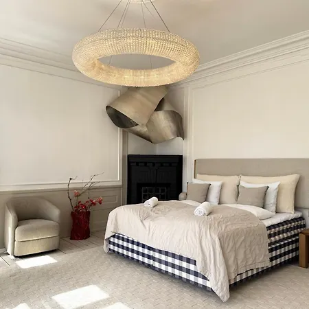 Luxury 260 Sqm With 4br Overlooking Kings Garden